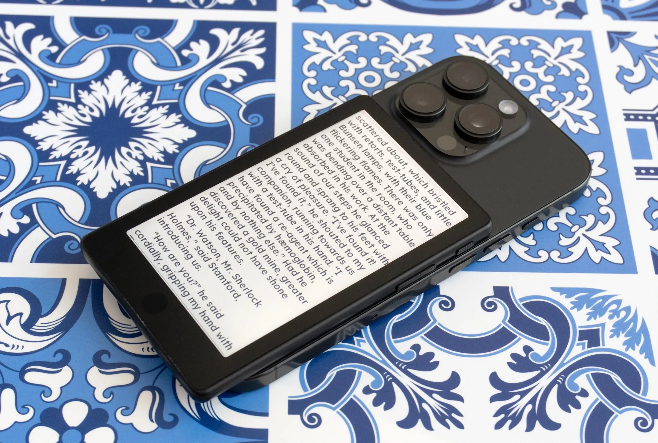 X4 Pro'nun arkasında, manyetik pogo-pin bağlayıcısına bağlı bir şarj cihazı.