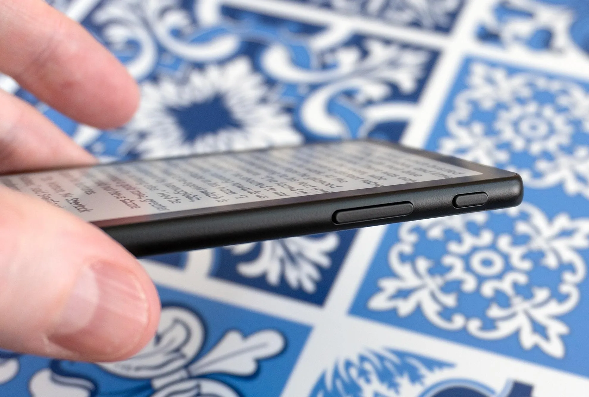 Sadece başlangıçta, X4 Pro'nun üst kısmında microSD kart yuvası görebilirsiniz.